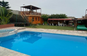 Alojamiento familiar con piscina cerca al mar
